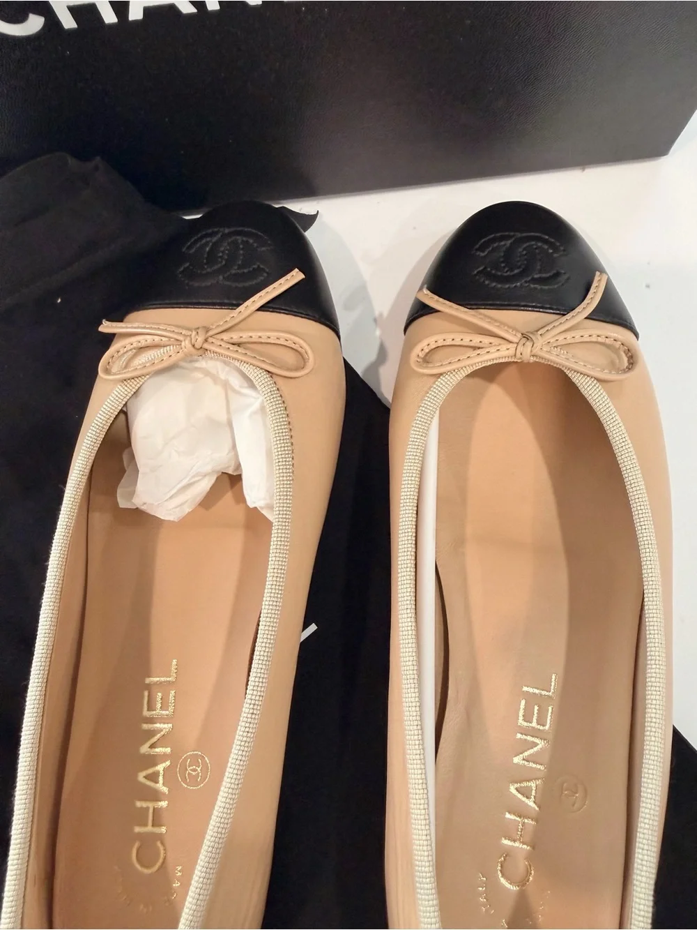 Sold ! !! CHANEL Beige and Black Two-Tone Leather Ballet Flats